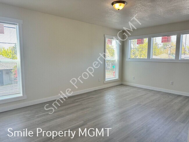 Building Photo - A beautiful 2-story townhouse attached with a single car garage!