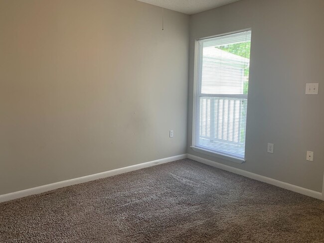 Building Photo - UTILITIES INCLUDED! 4 Bedroom | 4 Bath Con...