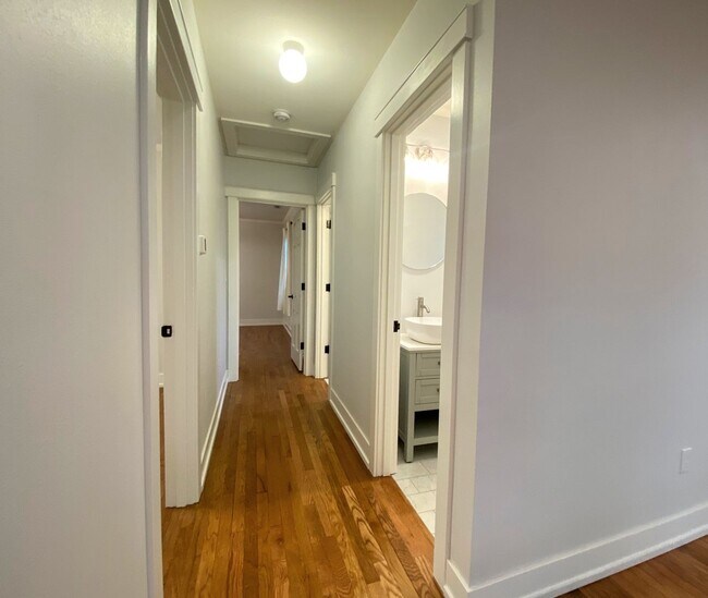 Building Photo - Gorgeous 2 bed home on the lake!!!