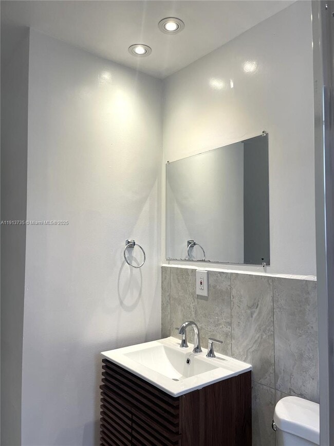 Building Photo - 219 SW 9th Ave