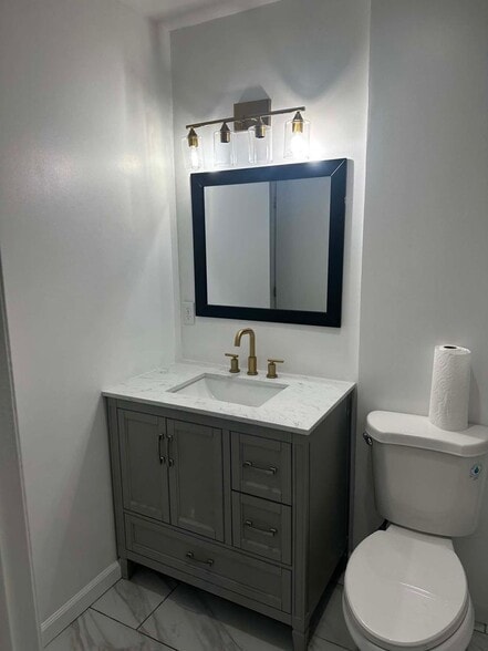 Building Photo - 4904 Fontana St