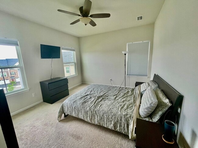 Building Photo - Pittsburgh - 3 Bedroom 2.5 Bathroom - Town...
