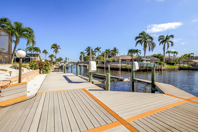 Building Photo - Furnished 4BR Waterfront Pool Home in Cape...