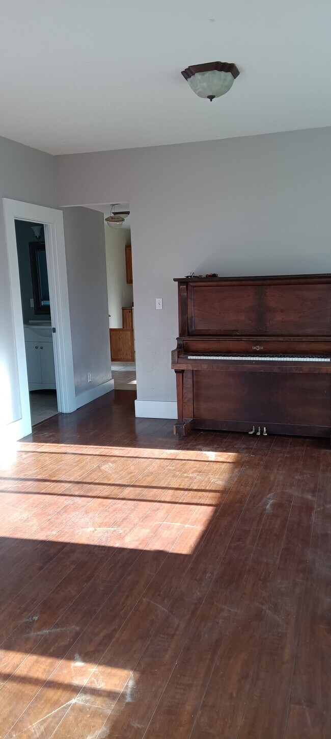 Building Photo - 1695 W Targee St