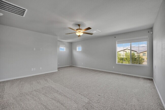 Building Photo - Gorgeous 5 Bedroom home!