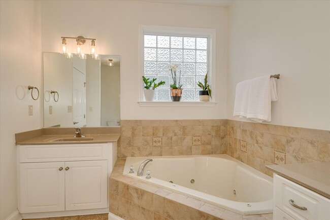 Building Photo - 5 Bed/3 Bath home with Primary Bedroom & a...