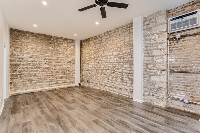 Building Photo - 226 E Illinois St