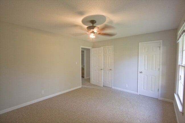 Building Photo - 385 Louise Ln