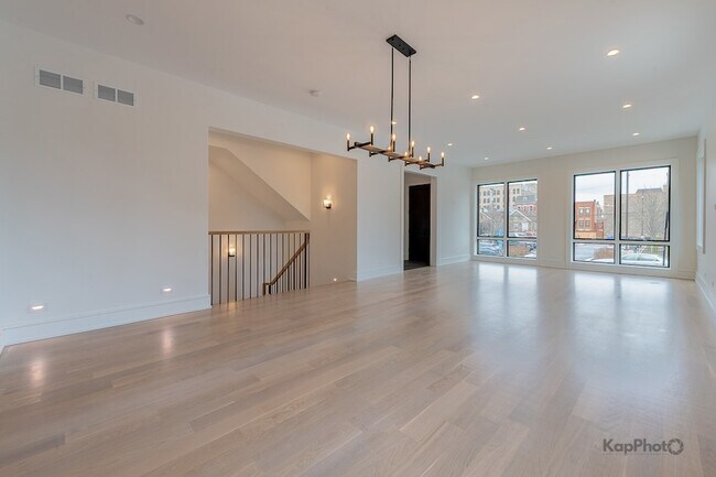 Building Photo - 901 W Cullerton St