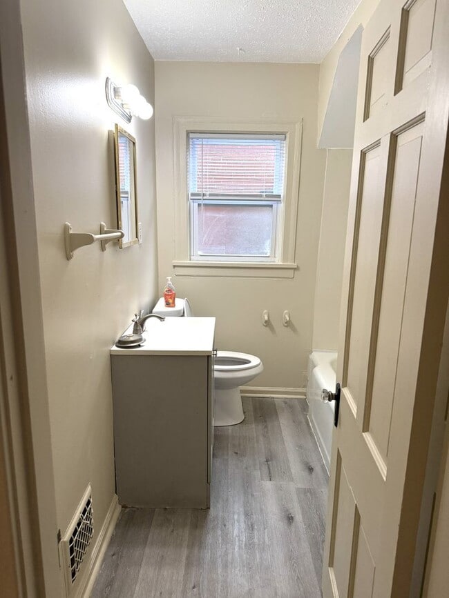 Building Photo - Beautiful 3 Bedroom 1 Bathroom Home