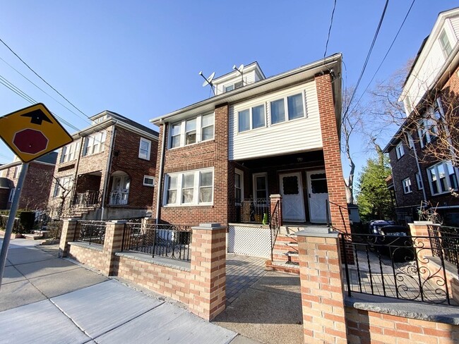 Building Photo - 98 Colborne Rd