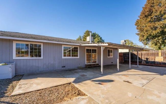 Building Photo - Up-Dated 3 Bedroom 1.5 Baths Centrally Loc...