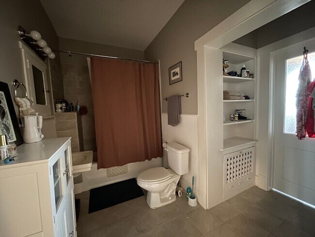 Building Photo - PRE-LEASING CHARMING 2/1 DUPLEX AUGUST MOV...