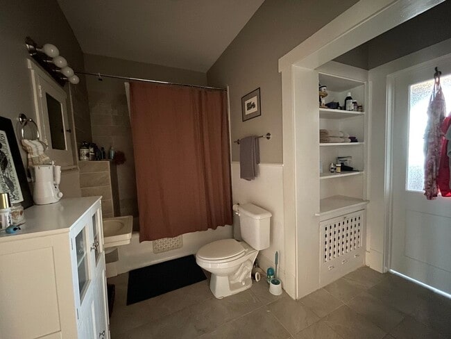 Building Photo - PRE-LEASING CHARMING 2/1 DUPLEX AUGUST MOVE IN!