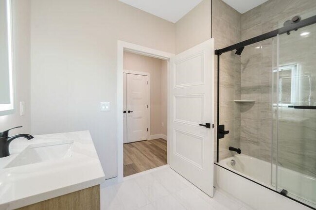 Building Photo - 304 61st St