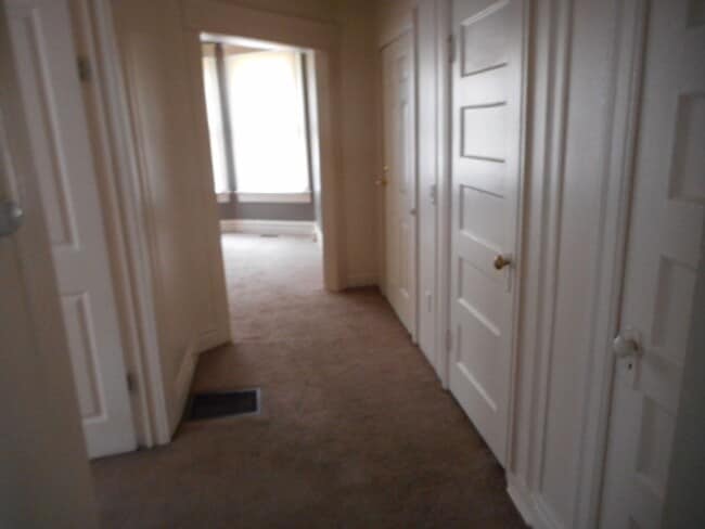 Building Photo - 2 BR Apartment Near University of Saint Fr...