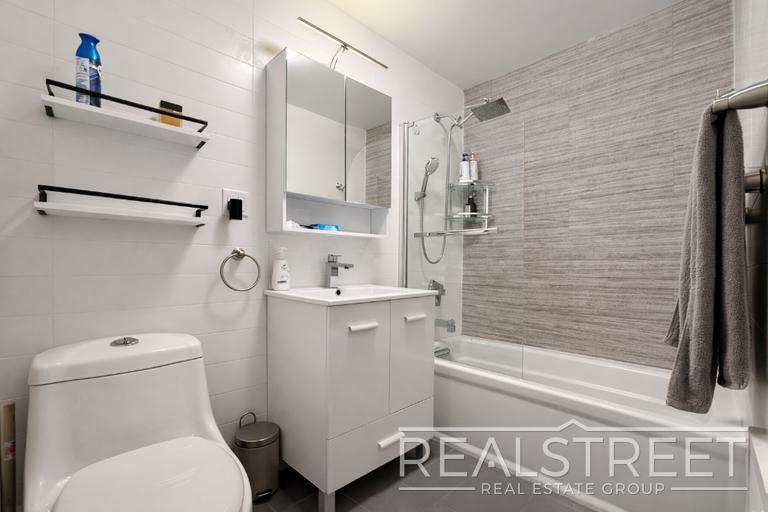 Building Photo - Crown Heights 2BR/2BA w/ In-Unit Laundry