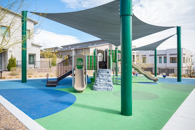 Building Photo - 600 N Carriage Hill Dr