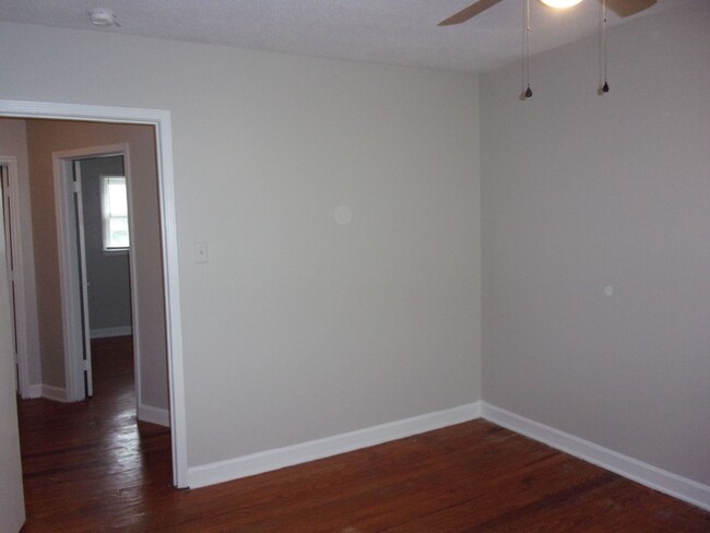 Building Photo - Renovated 2 Bedroom 1 1/2 Bath Townhome - ...