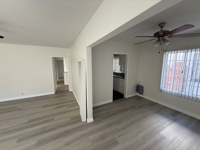 Building Photo - Beautiful 2 Bedroom Belmont Shore Apartment for Rent - Garage Parking Included!