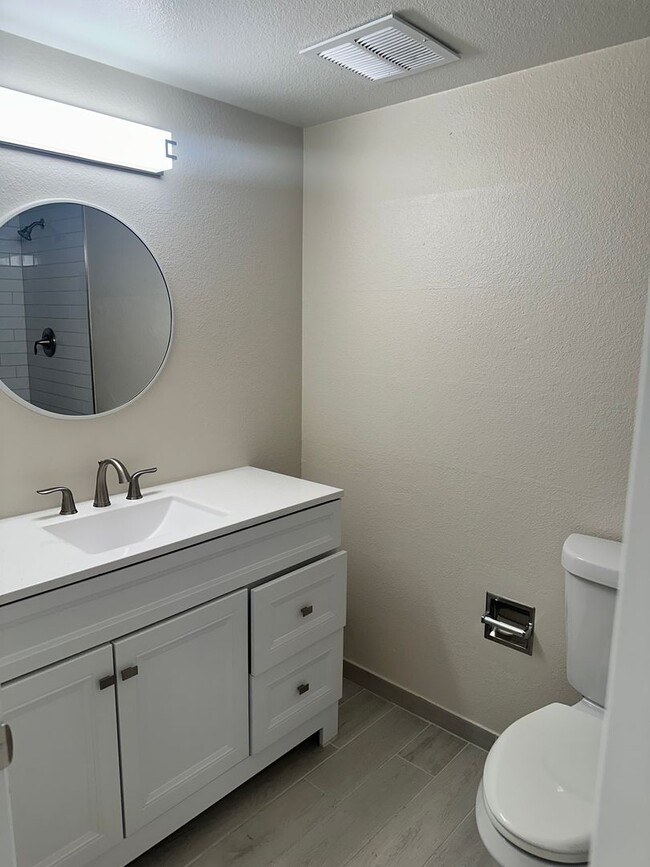 Building Photo - Stunning & Spacious 2 BR / 2.5 BA Townhome – Move-In Ready!