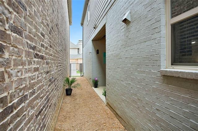 Building Photo - 2221 Longwood Dr