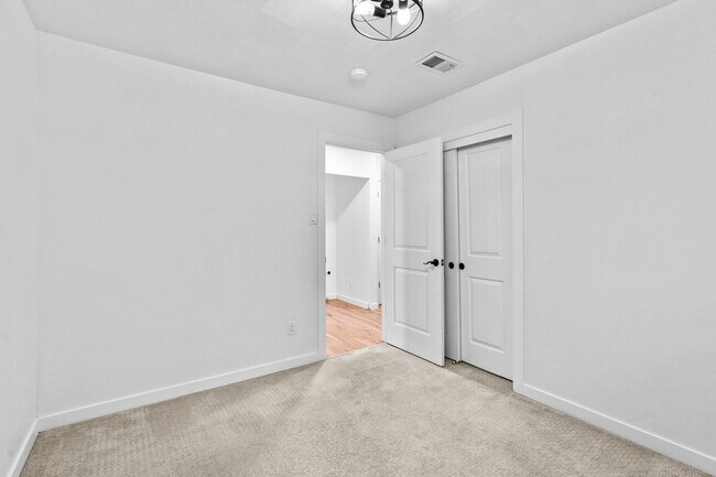 Building Photo - Charming and Renovated 4 Bedroom 2 Bathroo...