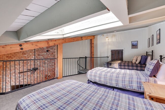 Building Photo - FREE MONTH RENT w/ 1 Year Lease - 3rd floo...