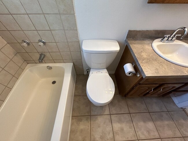 Building Photo - 5 Bed 2 Bath Home with 2 Car Attached Garage in Quiet Nice Neighborhood.