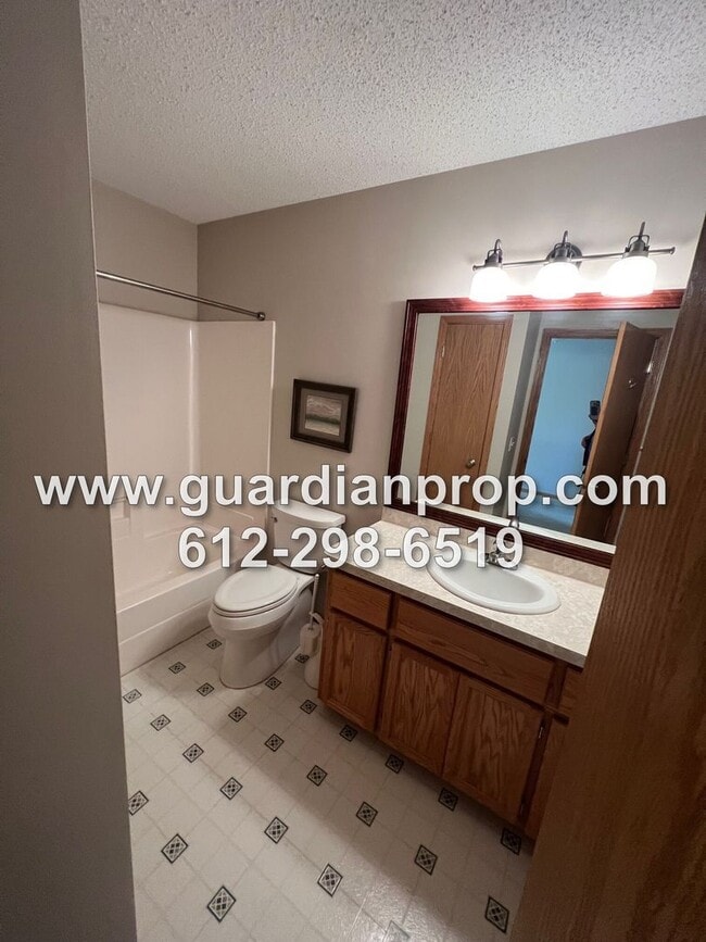 Building Photo - Large End Unit Townhome Available Late April, 2BR + Office, Vaulted Ceilings, 3 Bath, Family Room