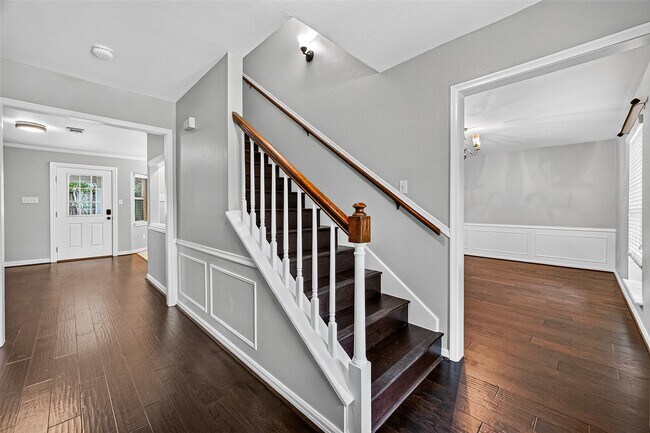 Building Photo - 811 Thicket Ln