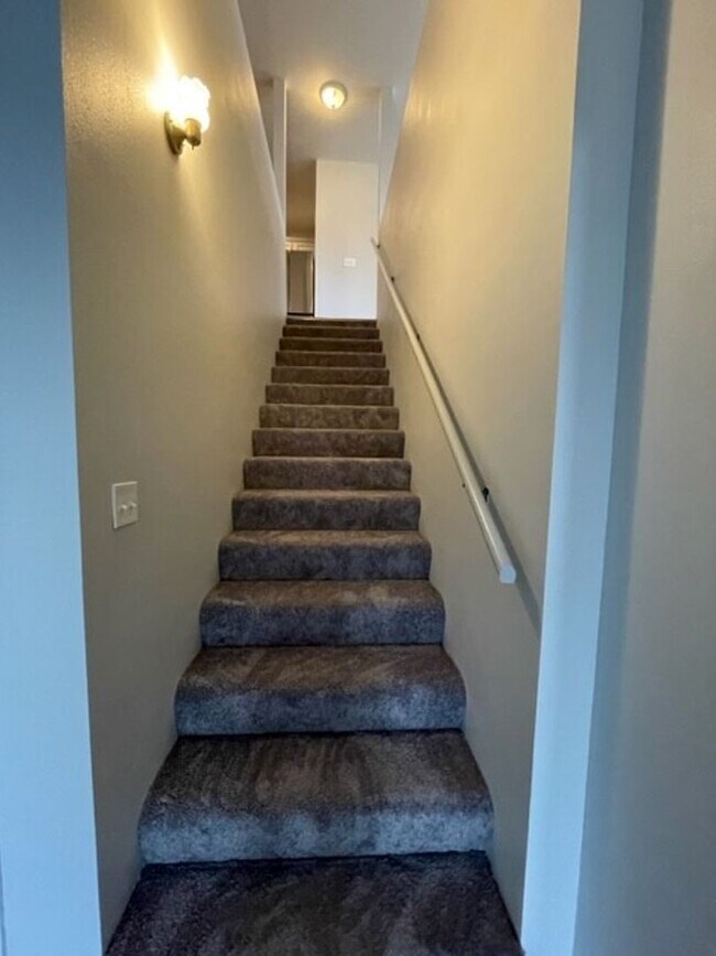 Building Photo - 4 Bedroom Walk out Basement Duplex in Ozark!