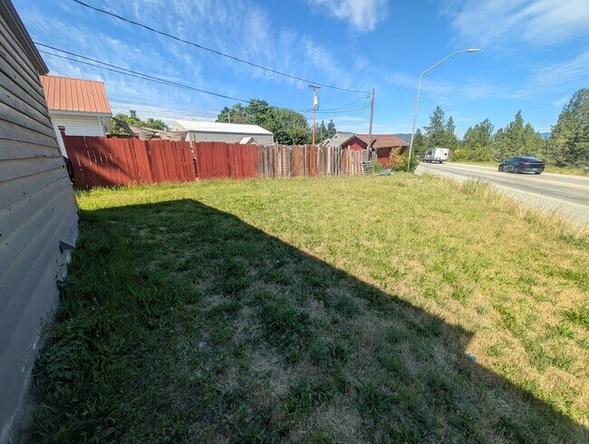Building Photo - Remodeled 2 Bedroom Home – Water & Sewer Included