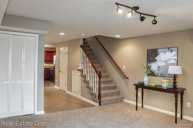 Building Photo - 121 N Shore Dr