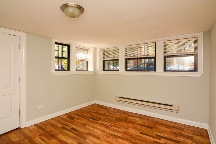 Building Photo - 4242 N Wolcott Ave
