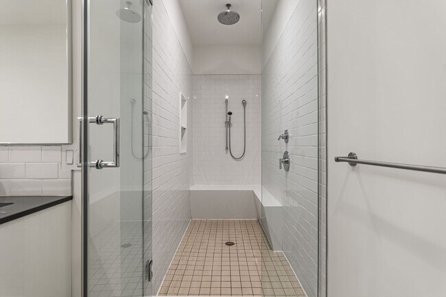 Building Photo - 618 E 2nd St