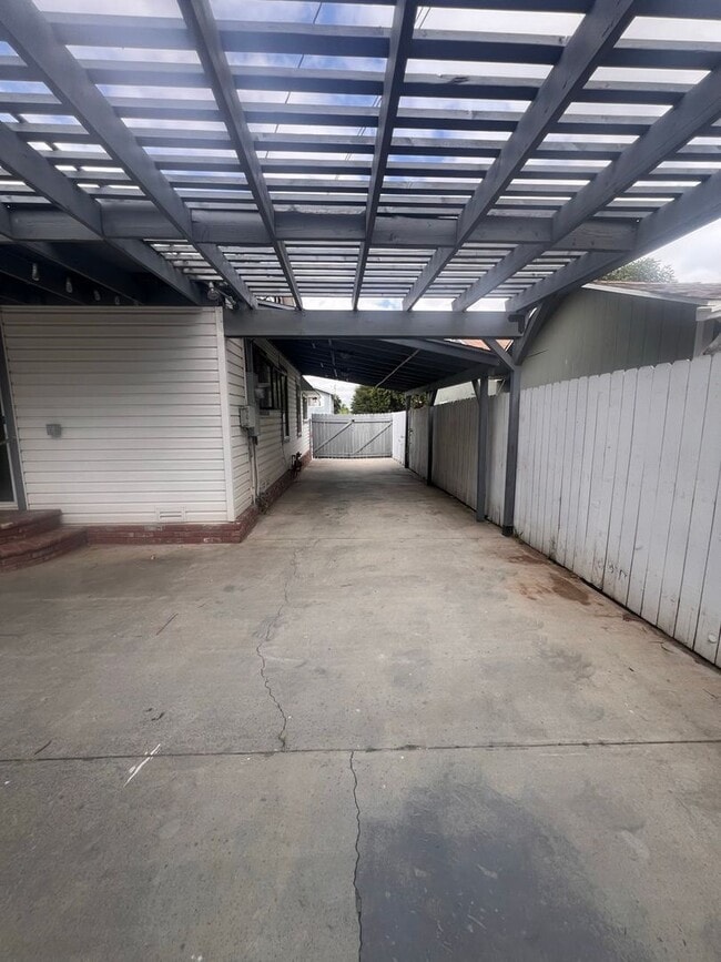 Building Photo - Beautiful 3 Bed / 2 Bath Home with Detached Bonus Space
