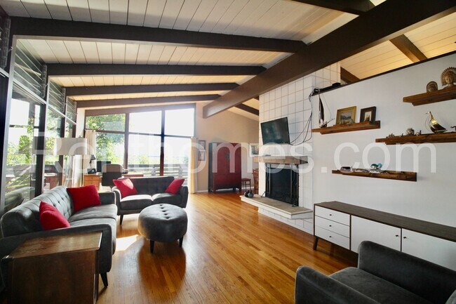 Building Photo - 8830 Mariposa St