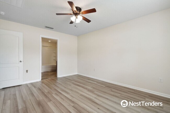 Building Photo - Four Bedroom Just Off Amelia Concourse!