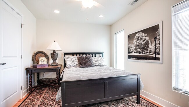 Building Photo - 317 Montrose St