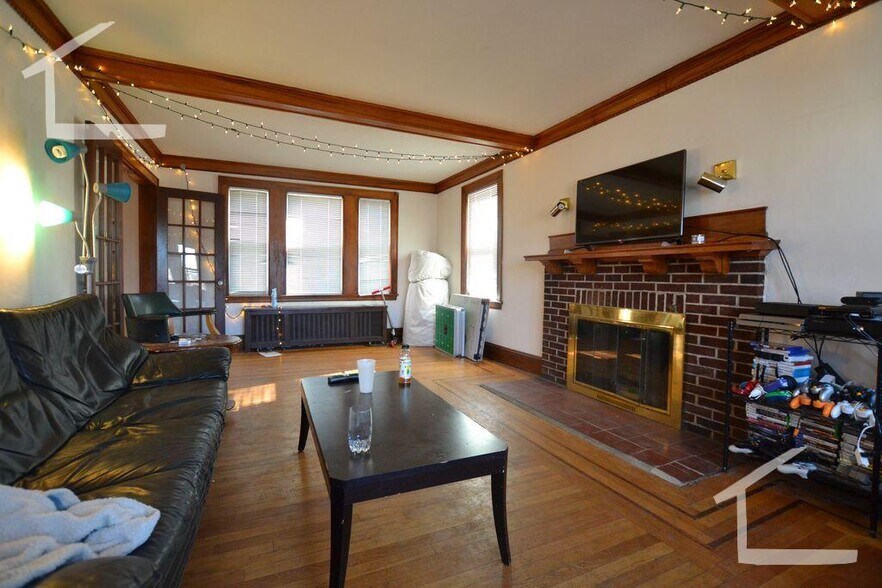 Primary Photo - 116 Lake St