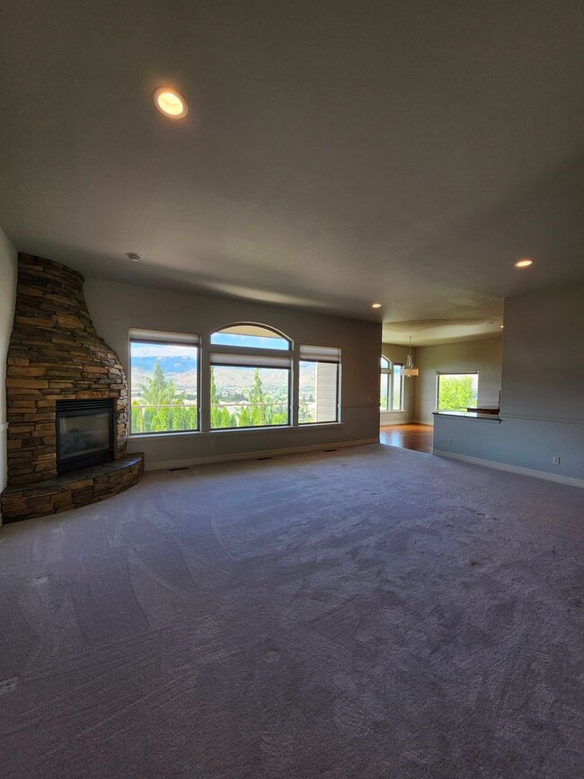 Building Photo - MOVE IN SPECIAL! Gorgeous Fully Furnished ...