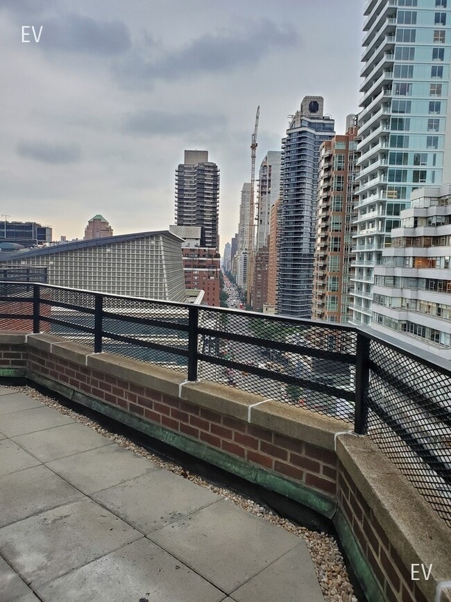 Building Photo - 157 W 57th St