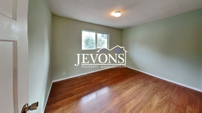Building Photo - $1,000 Rent Credit if move-in occurs befor...
