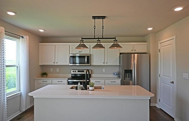 Building Photo - Spacious Elegance Meets Modern Comfort In ...