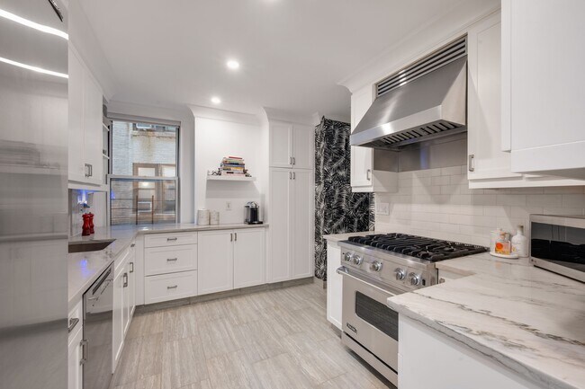 Building Photo - 220 W 93rd St