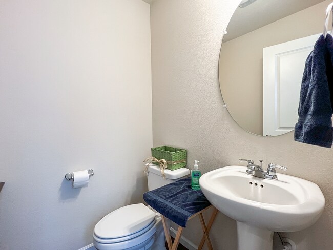 Building Photo - Great 3 Bedroom 2.5 Bathroom Townhouse End Unit!  2 Car Garage  + Washer & Dryer! Near Nike, Inte...