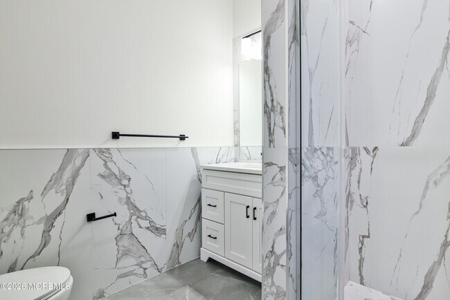 Building Photo - 527 Bangs Ave