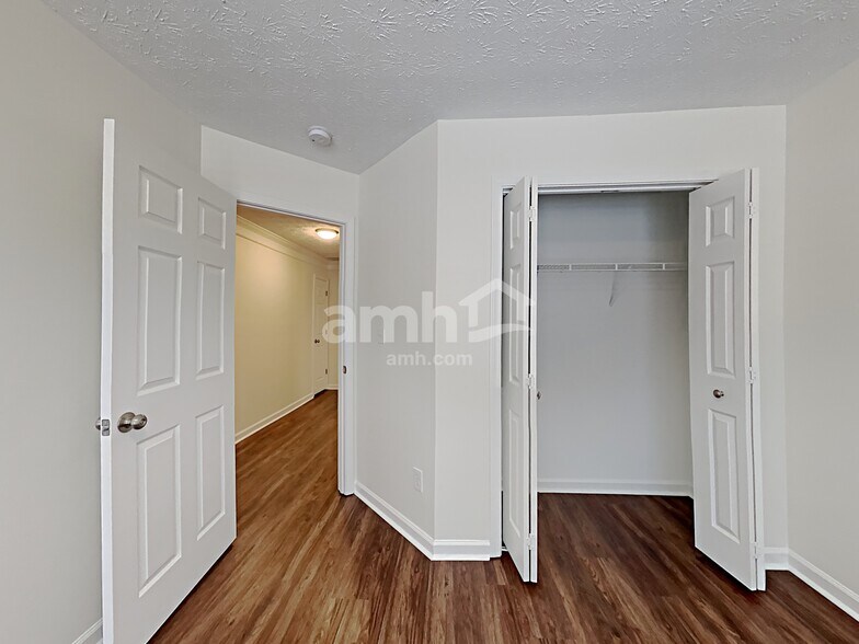 Building Photo - 1772 N Oak Dr