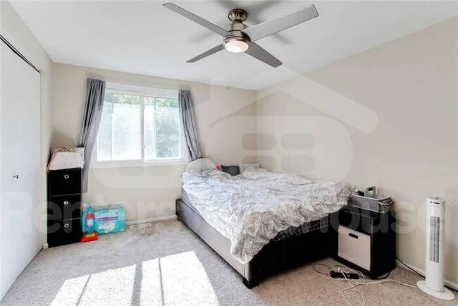 Building Photo - 2 Bed 1.5 Bath End Unit Townhome